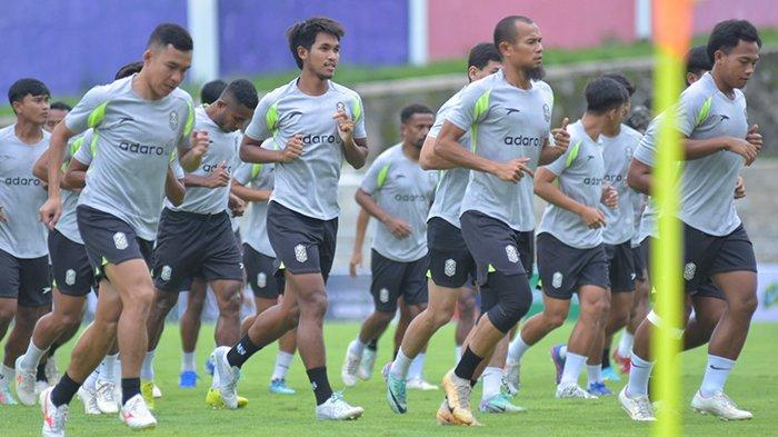 Pemain Nusantara United FC saat menjalani sesi latihan