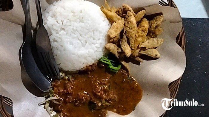 Seporsi Nasi Pecel Wader di warung makan Denis di pinggir Waduk Cengklik, Rabu (20/7/2022)
