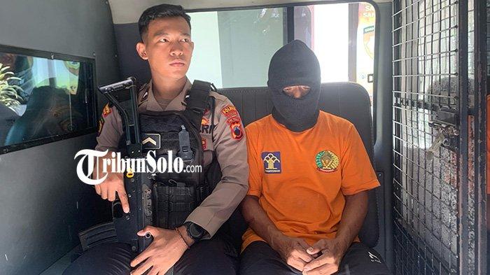 NASIB PELAKU. K (45) pria asal Kecamatan Slogohimo, Wonogiri yang menyetubuhi anak kelas 6 SD saat dihadirkan dalam konferensi pers Polres Wonogiri, Selasa (29/4/2025). Pria paru baya asal Kecamatan Slogohimo, K (45) yang menyetubuhi siswi kelas 6 SD yang juga tetangganya kini telah ditahan Polres Wonogiri.