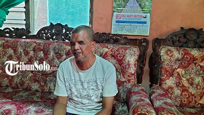 Ngatemin yang merupakan tukang pijat tunanetra ditipu saat mencari sertifikat tanah