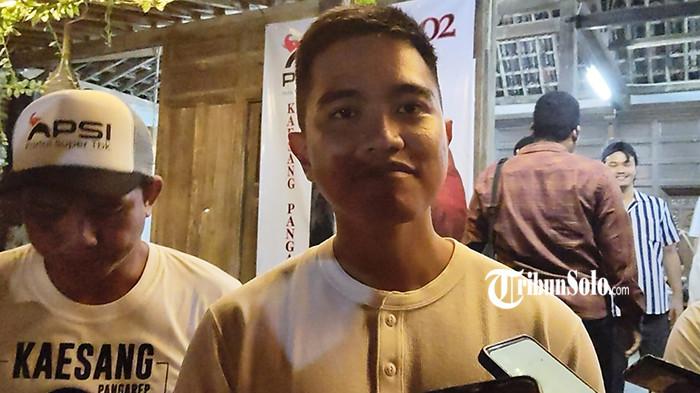 OPTIMIS MENANG - Calon Ketum PSI Kaesang Pangarep ditemui usai kampanye di Kabupaten Karanganyar, Rabu (16/7/2025). Dalam roadshownya di Kabupaten Karanganyar, Kaesang mengaku optimis terpilih kembali sebagai Ketum PSI dan bisa mengalahkan dua pesaingnya.