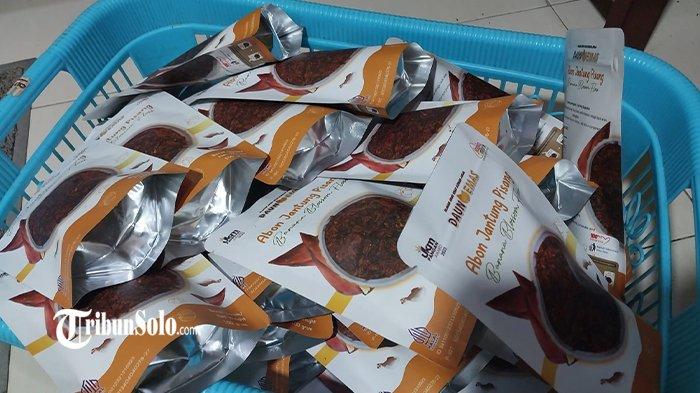 ABON JANTUNG PISANG - Olahan produk Abon Daun Emas varian jantung pisang, difoto saat TribunSolo.com menyambangi rumah produksi di Maredan, Sleman, Daerah Istimewa Yogyakarta, Kamis (15/5/2025). Abon Jantung Pisang dari Abon Daun Emas ini berhasil merambah pasar Jerman dan Jepang gegara memanfaatkan Shopee.