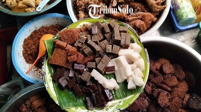 Opor ayam Mbah Rajak di Sragen yang selalu diburu pemudik ketika lebaran tiba, Senin (25/4/2022).