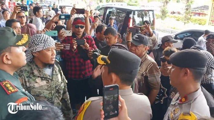 GERUDUK MALL : Ormas dari Aliansi Umat Islam Solo Raya (AUIS) mendatangi Mall Solo Paragon untuk menolak gelaran acara festival kuliner non halal, Rabu (12/2/2025) siang.Ormas tersebut menggeruduk Mall Solo Paragon untuk menolak digelarnya festival kuliner non halal dalam rangka menyambut Cap Go Meh yang digelar di kawasan pusat perbelanjaan terbesar di Kota Solo tersebut.