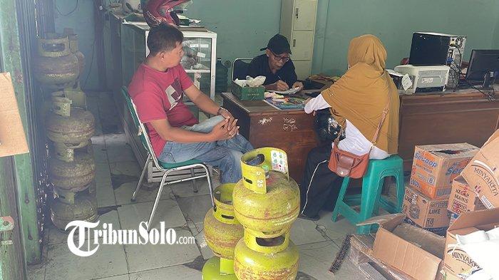 PANGKALAN GAS 3 KG DI SUKOHARJO. Potret pangkalan gas di Jetis, Sukoharjo, Selasa (4/2/2025). Sebelum aturan pelarangan ini diterapkan, pengecer yang mengambil LPG di pangkalan dibatasi tiga hingga empat tabung saja. 