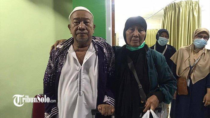 Sumarno Dirjo (64) dan istrinya, Sukarti (56), jemaah Embarkasi Solo kloter 55 setelah kembali dari Tanah Suci. Pasutri asal Rembang ini berhasil berangkat haji setelah mulai menabung Rp5 ribu per hari dari hasil berjualan pentol sejak tahun 1997.