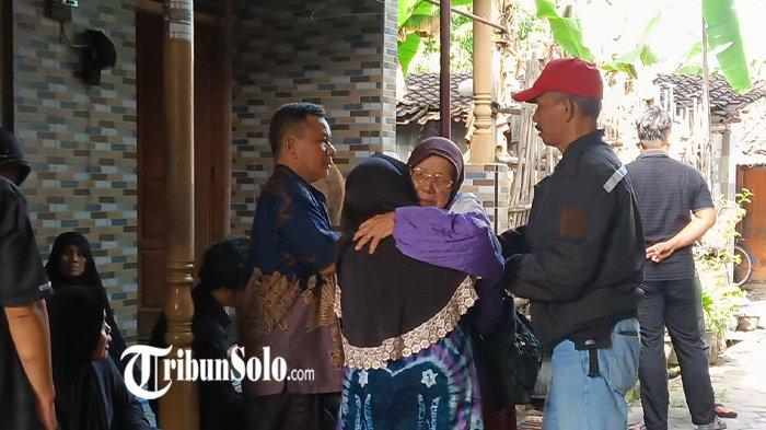 PELAYAT BERDATANGAN - Para pelayat mendatangi kediaman keluarga Juanisha Calya Putri Sasandy (12), bocah yang tewas tertimpa pohon tumbang, di Joyontakan, Solo, Jumat (4/4/2025). Juan, sapaan akrab almarhumah, tewas setelah tertimpa pohon tumbang saat berkemah di New Sekipan, Tawangmangu, Karanganyar, Jumat (4/4/2025) subuh.