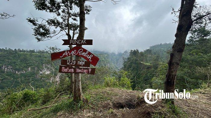 PEMANDANGAN PUNCAK ARGOBELAH. Wisata alam Argobelah diketahui berada di Obyek Wisata Alam Deles Indah, di Desa Sidorejo, Kecamatan Kemalang, Kabupaten Klaten. Lokasi ini masuk ke dalam wilayah hutan lindung, Balai Taman Nasional Gunung Merapi (BTNGM) di wilayah Kabupaten Klaten.