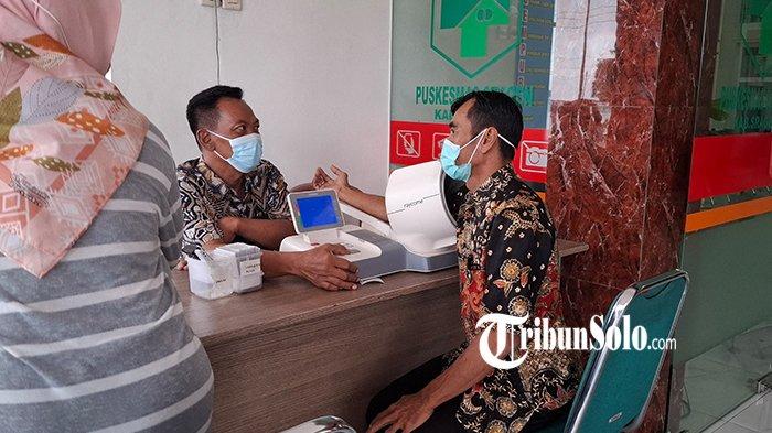 PEMERIKSAAN DI PUSKESMAS SRAGEN. Seorang warga melakukan screening kesehatan sebelum masuk ke Puskesmas Sragen, Kamis (30/1/2025). Pemeriksaan kesehatan gratis saat ulang tahun siap dijalankan di Kabupaten Sragen mulai Februari 2025.