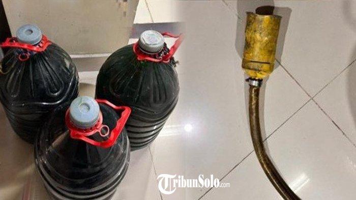 PENIMBUNAN BBM PERTALITE - Praktik penimbunan Bahan Bakar Minyak (BBM) bersubsidi jenis Pertalite di wilayah Desa Gentan, Kecamatan Bendosari, Sukoharjo, terkuak pada Sabtu (22/3/2025) lalu. Aksi penimbunan BBM dilakukan oleh dua orang pria di jalan lingkar timur Sukoharjo.