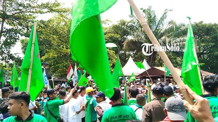 PERINGATI HARI BURUH - Ratusan buruh di Kabupaten Karanganyar peringati hari Buruh Internasional di depan Kantor Bupati Karanganyar, Kamis (1/5/2025). Kondisi perburuhan di Kabupaten Karanganyar saat ini sedang tidak baik-baik saja. Bahkan ada buruh di Kabupaten yang hanya menerima upah seribu rupiah per bulan.