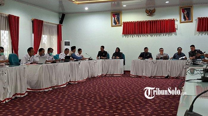 PROTES BESARAN TPP - ASN PPPK Kabupaten Sragen datangi kantor DPRD Sragen untuk menanyakan adanya perbedaan pemberian Tambahan Penghasilan Pegawai (TPP), Rabu (19/3/2025). Persatuan Aparatur Sipil Negara (ASN) Pegawai Pemerintah dengan Perjanjian Kerja (PPPK) Sragen mengaku hanya menerima TPP sebesar 40 persen saja. Mereka membandingkan para PNS di Sragen yang mendapat TPP 100 persen.