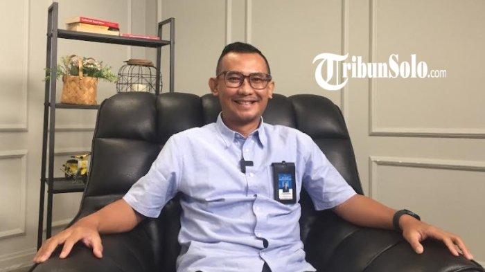 SOROTI KISRUH AYAM WIDURAN : Dosen Hukum Bisnis Fakultas Hukum Universitas Sebelas Maret (UNS) Solo Dr. Dona Budi Kharisma, S.H., M.H ditemui usai berbincang dalam program Podcast Tribun Solo di gedung Tribunnews, belum lama ini. Dona mengatakan, kasus ini menjadi pengingat bagi seluruh pelaku usaha makanan untuk mematuhi regulasi yang berlaku.