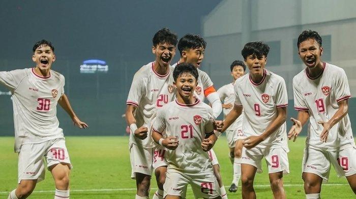 SELEBRASI GOL - Para pemain timnas Indonesia saat merayakan gol, tim besutan Nova Arianto dapat menahan imbang tuan rumah Uni Emirat Arab (UEA) U17 skor 2-2, Kamis (27/3/2025) dini hari WIB. Berikut link live streaming RCTI laga Timnas Indonesia vs Yaman Piala Asia U17 2025 pada Senin (7/4/2025) jam 22.00 WIB.