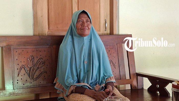 TANGGAPAN PIHAK KELUARGA. Pariyem, yang merupakan ibu angkat Ida Kurniawati, wanita asal Wonogiri yang ditemukan meninggal dunia di Sungai Code, Kabupaten Bantul, DIY pada Selasa (1/4/2025). Pariyem menceritakan bahwa ia telah merawat Ida sejak berusia tiga tahun setelah ibu kandung Ida meninggal dunia.