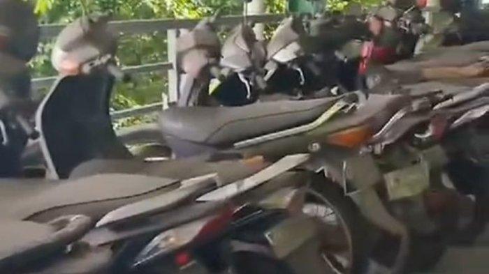 Sebanyak 100 sepeda motor terbengkalai karena ditinggal pemiliknya di lantai III gedung parkir Bandara Internasional I Gusti Ngurah Rai, Bali.