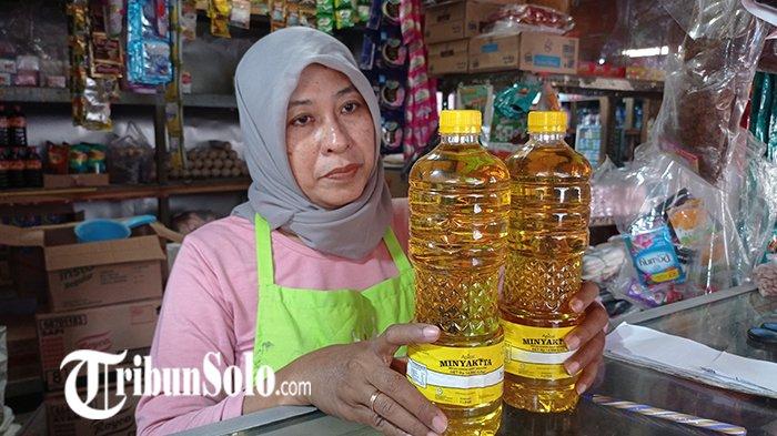 PRODUK MINYAKKITA : Ilustrasi pedagang menunjukkan stok MinyaKita, beberapa waktu lalu. MinyakKita kemasan botol sudah jarang ditemui di pasar Boyolali pada Ramadhan 2025 ini. 
