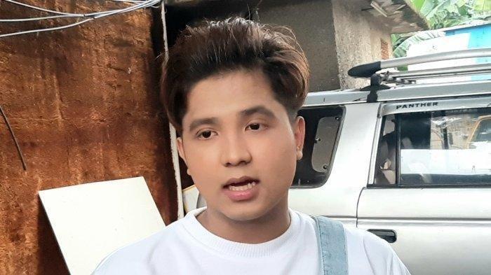 Wartakotalive.com/Arie Puji Waluyo
JIRAYUT DIWAWANCARA - Pedangdut Jirayut Afisan di kawasan Mampang Prapatan, Jakarta Selatan, Kamis (16/6/2022). Jirayut ungkap pengalamannya saat sakit hingga dikira guna-guna. 