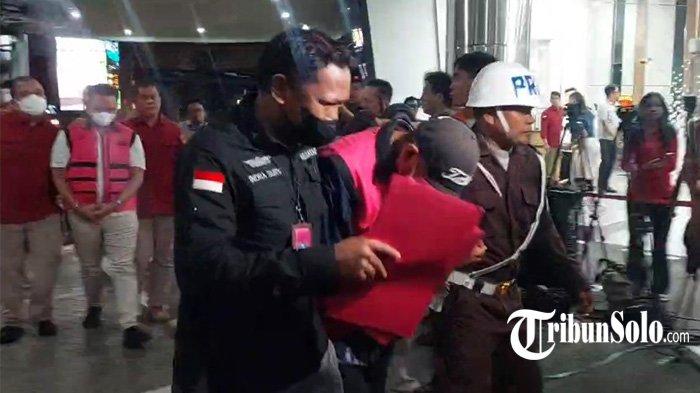 DIGIRING KE MOBIL TAHANAN. Direktur Utama Bank DKI periode 2020 Zainuddin Mappa dan Pemimpin Divisi dan Korporasi Bank Bjb Dicky Syahbandinata saat digiring ke mobil tahanan usai ditetapkan sebagai tersangka oleh Kejagung atas kasus dugaan korupsi pemberian kredit bank ke PT Sritex, Rabu (21/5/2025) - Fahmi Ramadhan/Tribunnews.com