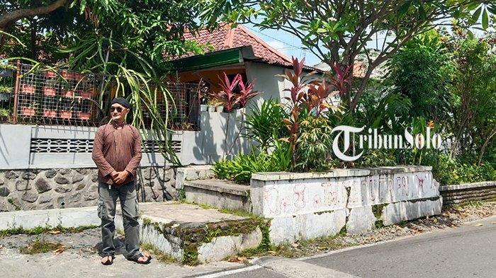 Pegiat Budaya Solo, KRMT. L. Nuky Mahendranata Nagoro di makam Sekar Kedhaton di Jalan Sido Mukti Utara 2 di Kampung Tegal Kepuntren, RT 02/V, Kelurahan Pajang, Kecamatan Laweyan, Solo.