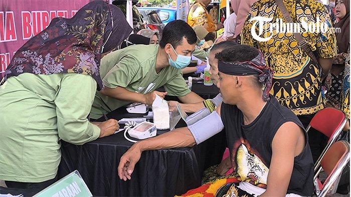 PELAYANAN KESEHATAN. Pelaksanaan pelayanan pemeriksaan Kesehatan dalam acara Silaturahmi Bupati Klaten dalam rangka Purna Bhakti Tahun 2025 dilaksanakan di Graha Manunggal Karya, Desa Tlobong, Kecamatan Delanggu pada hari Jumat, 07 Februari 2025. (TRIBUN SOLO / Zharfan Muhana)
