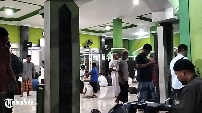 TARAWIH PERDANA : Pelaksanaan salat tarawih perdana di Masjid Jam'i Miftahul Jannah Klodran, Desa Klodran, Kecamatan Colomadu, Kabupaten Karanganyar, Jumat (28/2/2025). Ratusan jamaah melaksanakan ibadah Salat Tarawih di masjid-masjid terdekat.