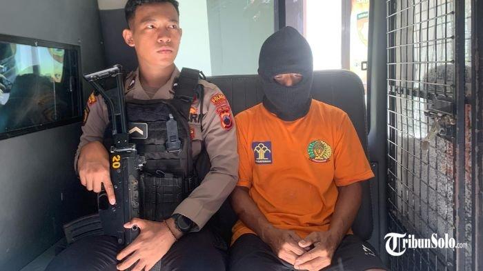 PELAKU PERSETUBUHAN - K (45) pria asal Kecamatan Slogohimo, Wonogiri yang menyetubuhi anak kelas 6 SD saat dihadirkan dalam konferensi pers Polres Wonogiri, Selasa (29/4/2025). Pelaku melakukan aksi bejat itu di rumah korban.