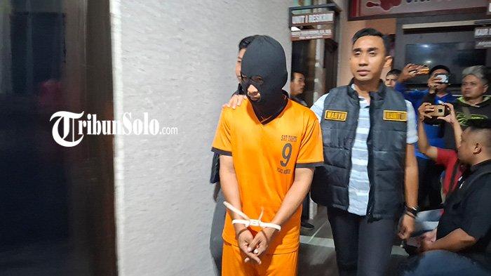 DIGELANDANG POLISI. J (34) pembunuh wanita yang jasadnya ditemukan terkubur dan ditimpa cor di Ngadirojo, Wonogiri, Jumat (2/5/2025). Kasatreskrim Polres Wonogiri Iptu Agung Sedewo menjelaskan berdasarkan hasil pendalaman, ada unsur pembunuhan berencana yang dilakukan oleh pelaku.