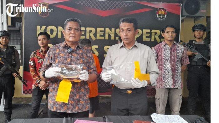 GELAR REKONSTRUKSI : Pelaku pengeroyokan seorang pemuda di Kecamatan Jenar, Kabupaten Sragen dihadirkan di Mapolres Sragen, Jumat (17/1/2025). Satreskrim Polres Sragen menggelar rekonstruksi kasus dua bersaudara aniaya pacar sang adik hingga meninggal dunia, Kamis (20/2/2025) pagi.