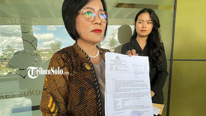 PEMALSUAN IJAZAH - Pelapor dugaan pemalsuan dokumen oleh pengacara, Asri Purwanti saat ditemui di Polres Sukoharjo, Rabu (23/4/2025). Seorang pengacara berinisial ZM resmi ditetapkan sebagai tersangka oleh Kepolisian Resor Sukoharjo pada Senin (21/4/2025), terkait kasus dugaan pemalsuan dokumen ijazah perguruan tinggi. ZM merupakan salah satu advokat yang tergabung dalam Tim Tolak Ijazah Palsu Usaha Gakpunya Malu (Tipu UGM) yang menggugat keabsahan ijazah UGM milik Presiden ke-7 Joko Widodo (Jokowi).
