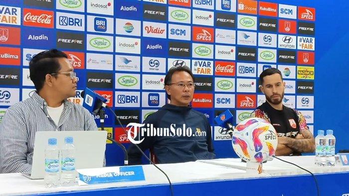 JUMPA PERS PERSIS - Pelatih Persis Solo Ong Kim Swee (OKS) dan Winger keturunan Maluku-Belanda, Jordy Tutuarima sat jumpa pers sebelum laga melawan Persebaya Surabaya di Stadion Manahan Solo, Kamis (6/2/2025) sore. Ong Kim Swee menyebut laga lawan Persebaya krusial bagi timnya.
