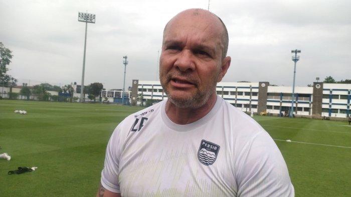Dokumentas: Pelatih kiper Persib, Luizinho Passos saat diwawancarai usai memimpin latihan para kiper Persib di lapangan Stadion Sidolig, Kota Bandung.