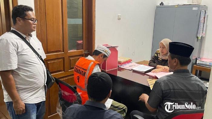 KASUS PELECEHAN - Kejaksaan Negeri (Kejari) Sukoharjo resmi menerima pelimpahan berkas perkara kasus dugaan pelecehan seksual terhadap anak di bawah umur dengan tersangka Dendi Irwandi (36) pada Selasa (24/6/2025). Pelimpahan ini dilakukan setelah berkas perkara dinyatakan lengkap oleh jaksa penuntut umum atau tahap P21.