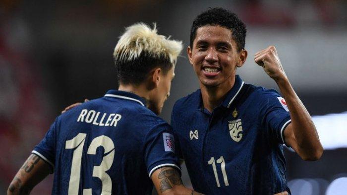 Pemain Thailand Bordin Phala (kanan) melakukan selebrasi dengan rekan setimnya Philip Roller.