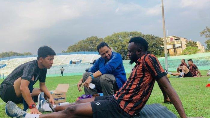 Pemain asing Arema FC Charles Lokolingoy sedang mendapatkan perawatan dari dokter di pinggir lapangan Stadion Gajayana Kota Malang, Senin (10/6/2023) sore.(KOMPAS.com/SUCI RAHAYU)