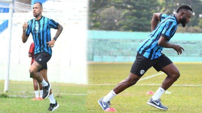 Pemain asing baru Arema FC, Charles Lokolingoy dan Gustavo Almeida saat berlatih di Stadion Gajayana, Kota Malang, Jawa Timur, Rabu (31/5/2023).