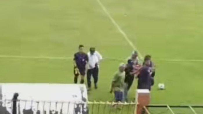 Pemain bola tersambar petir saat bertanding di laga perdana U-13 Piala Soeratin 2023 di Stadion Letjen H. Soedirman, Kabupaten Bojonegoro, Jawa Timur pada Jumat (3/11/2023).