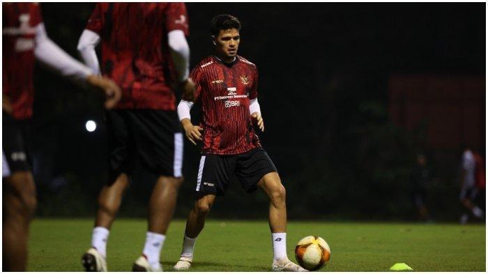 Pemain naturalisasi asal Belanda, Ragnar Oratmangoen sedang mengikuti sesi latihan bersama Timnas Indonesia.
