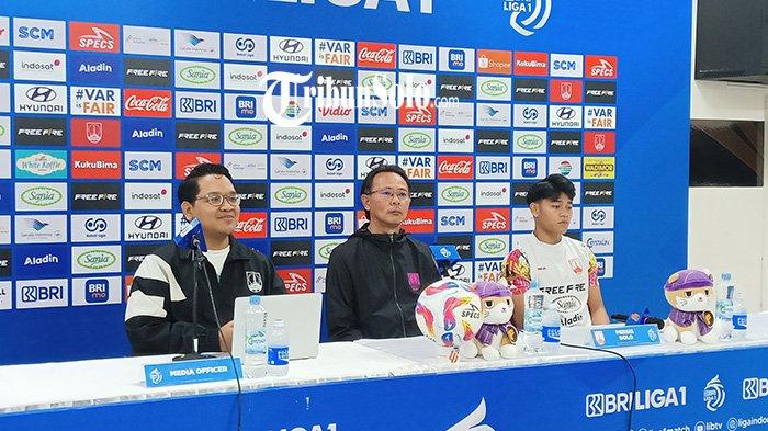 JELANG LAWAN AREMA. Pelatih Persis Solo Ong Kim Swee (OKS) ditemani Zanadin Faris saat jumpa pers jelang laga melawan Arema FC di Stadion Manahan Solo, Minggu (4/5/2025) sore. OKS mengaku beberapa pemain diterpa cedera.