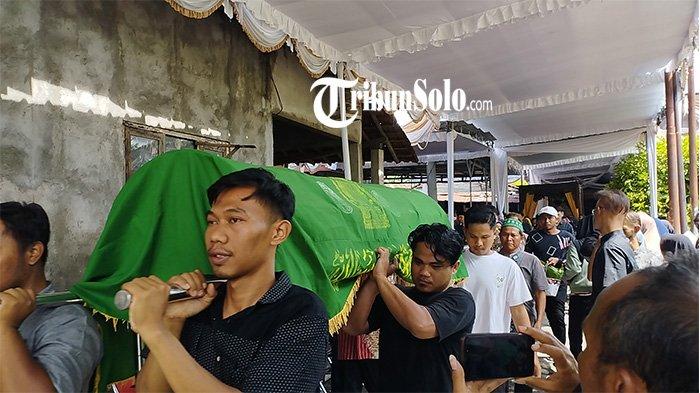 Pemakaman bocah tersengat listrik di Desa Kradenan, Kecamatan Trucuk, Kabupaten Klaten, hari ini Sabtu (7/12/2024).