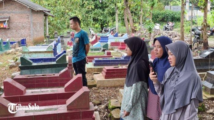 SUASANA DUKA : Pemakaman jenazah P (44) korban meninggal dunia dalam kecelakaan Batara Kresna vs Sigra di perlintasan Kelurahan Gayam, Kabupaten Sukoharjo, Rabu (26/3/2025). Saat dimakamkan, kedua anak korban mengantarkan hingga selesai