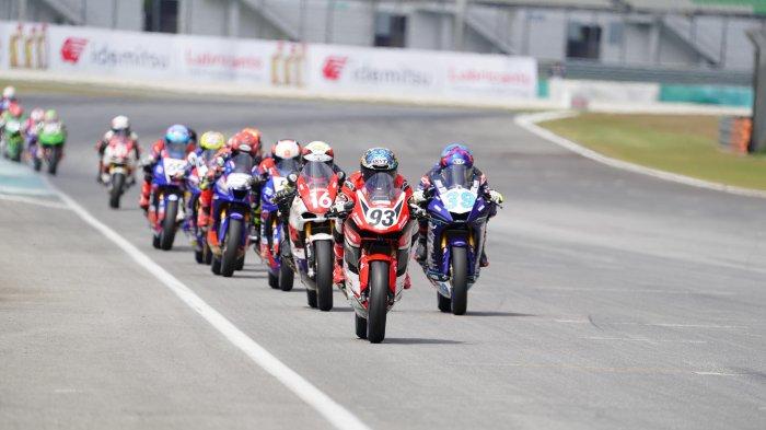 Fadillah Arbi Aditama (nomor start 93) saat memimpin balapan di ajang Asia Road Racing Championship (ARRC) 2025 seri Sepang, Malaysia, Sabtu (31/5/2025). Astra Honda Racing Team (AHRT) kembali menorehkan hasil membanggakan di ajang Asia Road Racing Championship (ARRC) 2025 seri Sepang, Malaysia. Pada Race 1 yang digelar Sabtu, 31 Mei 2025, CBR series sukses mengantarkan Fadillah Arbi Aditama dan M. Adenanta Putra mengibarkan bendera Merah Putih dari podium pertama kelas AP250 dan kelas SS600.