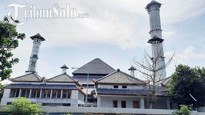Pembangunan Masjid Sriwedari Solo di Jalan Slamet Riyadi yang mandek lantaran kekurangan dana. Kini masjid tersebut jadi sorotan usai ada kabar hoax menara masjid ambruk.