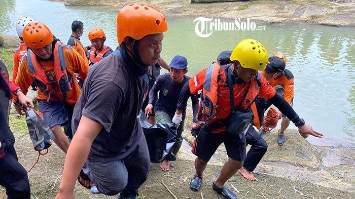 PEMUDA HILANG DITEMUKAN - Seorang pemuda yang hilang di Sungai Bonggo, Desa Mojorejo, Kecamatan Karangmalang, Kabupaten Sragen akhirnya ditemukan, Senin (17/3/2025). Korban ditemukan meninggal dunia sekira pukul 12.30 WIB pada Senin (17/3/2025), atau setelah 5 jam pencarian yang dimulai pada pukul 07.30 WIB.