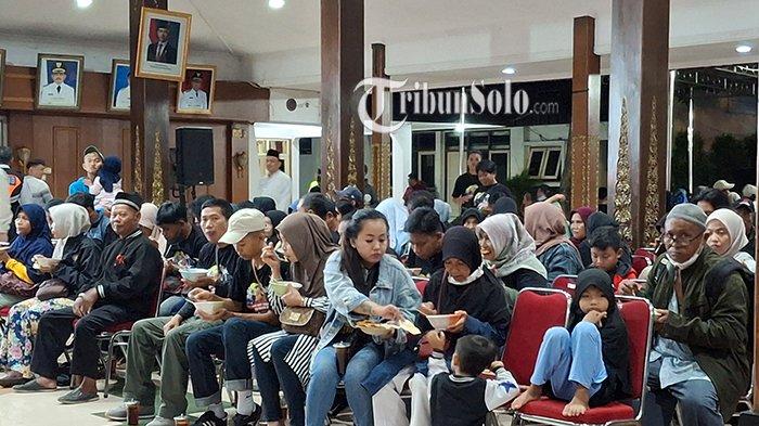 SANTAP MALAM : Kedatangan ratusan pemudik di Wonogiri yang disambut di Pendopo Rumah Dinas Bupati Wonogiri, Rabu (26/3/2025) malam. Mereka juga diberi Soto untuk makan malam.