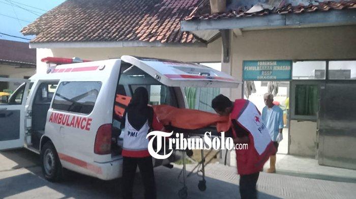 PEMUDIK MENINGGAL. Evakuasi korban kecelakaan di Jalan Sragen-Ngawi, tepatnya di Desa Banaran, Kecamatan Sambungmacan, Kabupaten Sragen, Minggu (30/3/2025). Evakuasi dilakukan PSC 119 Sukowati Sragen.