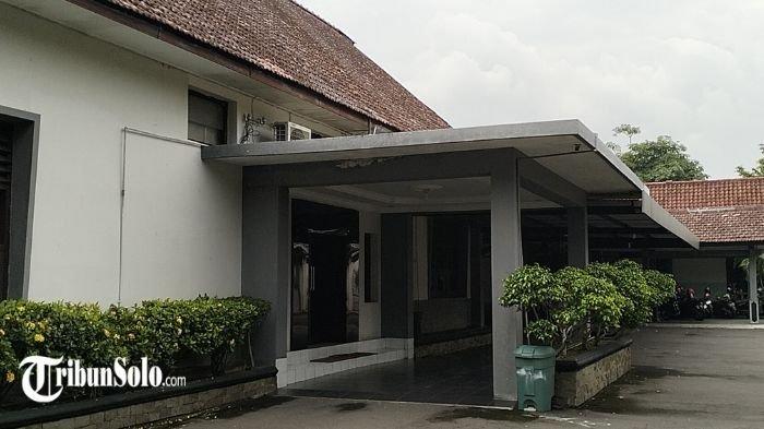 BAKAL DIRENOVASI : Penampakan Kantor DPRD Karanganyar, Sabtu (8/2/2025). Proyek rehabilitasi gedung DPRD Karanganyar tetap dilanjutkan memasuki tahap persiapan Detail Engineering Design (DED).