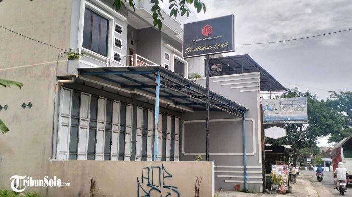 SEPI : Penampakan Kantor PT Sumber Manunggal Makmur atau De Hanan land, di Dusun Pundak, Desa Jati, Kecamatan Jaten Kabupaten Karanganyar, milik pelaku AHN, Sabtu (15/3/2025).  Pemilik pengembang perumahan PT Sumber Manunggal Makmur atau De Hanan land, diamankan lantaran diduga melakukan penipuan berkedok jual beli properti rumah.