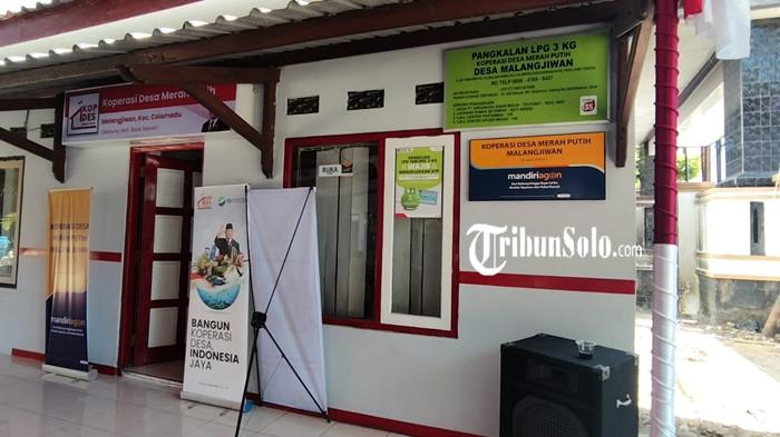 KOPERASI DESA - Penampakan Koperasi Merah Putih Desa Malangjiwan, Desa Malangjiwan, Kecamatan Colomadu, Kabupaten Karanganyar yang akan diresmikan Presiden RI Prabowo Subianto bersamaaan 11 perwakilan Koperasi Merah Putih di Jateng pada Senin (21//7/2025) besok.