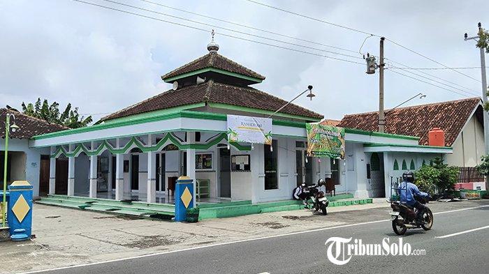 MASJID AL BAROKAH - Penampakan Masjid Al Barokah, di Jalan RM Said, Kelurahan Tegalgede, Kecamatan/Kabupaten Karanganyar, yang menjadi lokasi penemuan mayat pria bersimbah darah, Senin (24/3/2025). Mayat pria itu ditemukan di kamar mandi masjid dengan kondisi tergeletak dan kondisi pisau masih tertancap di bagian dadanya.